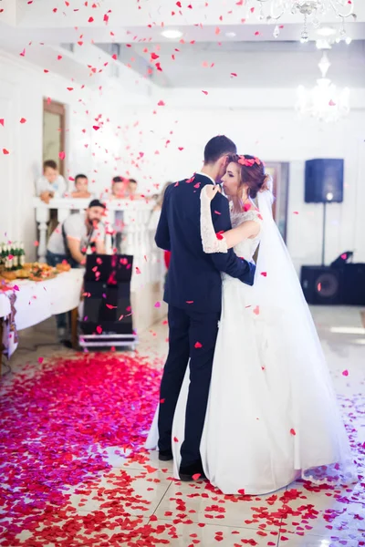 Primeira dança de casamento de casal recém-casado em restaurante — Fotografia de Stock