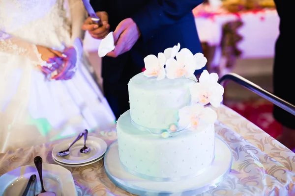 Pastel de boda decorado de lujo en la mesa — Foto de Stock