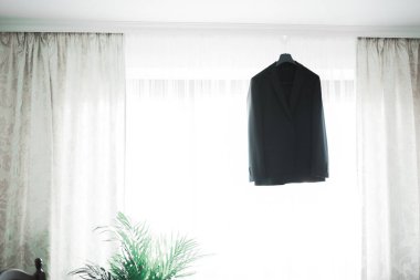 Soyunma odasında şık bir damat kıyafeti.