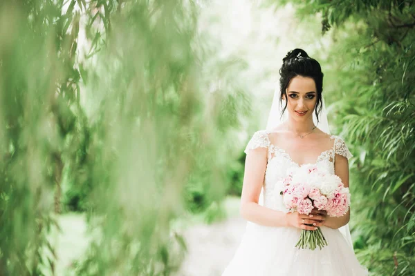 Ομορφιά πορτρέτο της νύφης φορώντας νυφικό μόδας με φτερά με πολυτέλεια απόλαυση μακιγιάζ και χτένισμα — Φωτογραφία Αρχείου