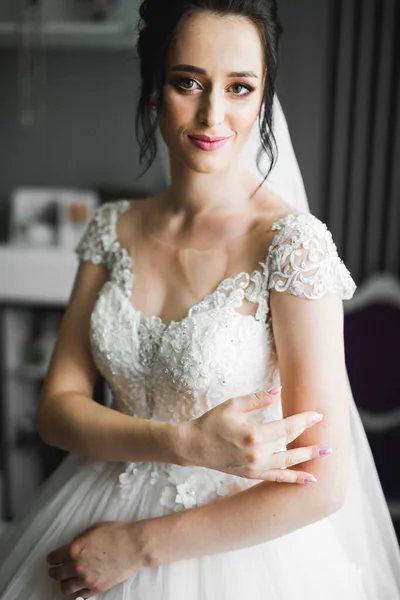 Portrait of beautiful bride with fashion veil at wedding morning — Stok Foto