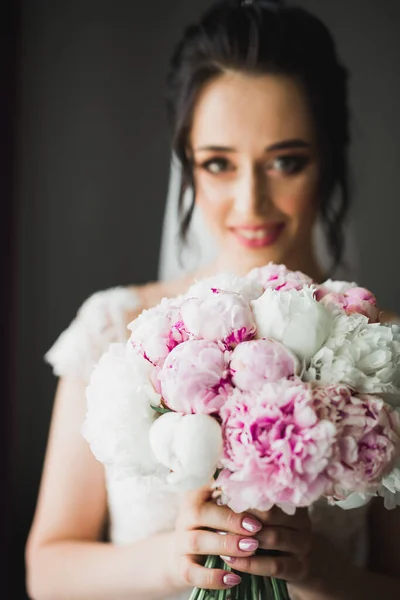 Bride holding big and beautiful wedding bouquet with flowers — Stock Photo, Image