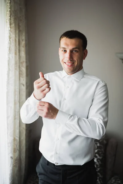 Bräutigam morgendliche Vorbereitung. Schöner Mann zieht sich an und bereitet sich auf die Hochzeit vor — Stockfoto