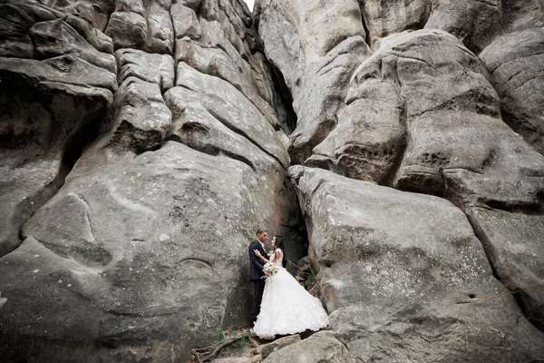 Любимые муж и женщина на фоне гор. Любовная пара эмоционально проводит время — стоковое фото