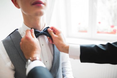 Genç ve yakışıklı bir adam iş toplantısından sonra bir otelde dinleniyor.