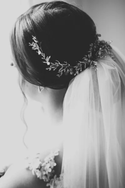 Gorgeous bride in robe posing and preparing for the wedding ceremony face in a room — Stock Photo, Image