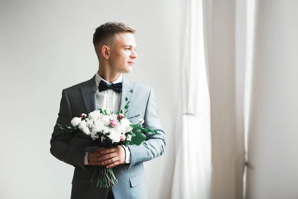 Boldog jóképű mosolygós vőlegény pózol boutonniere — Stock Fotó