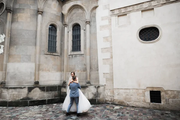 Romantik düğün anı, yeni evli çiftin gülümseyen portresi, gelin ve damadın kucaklaşması — Stok fotoğraf