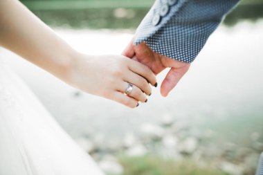 Düğün günü el ele tutuşan çift, damat ve gelin.