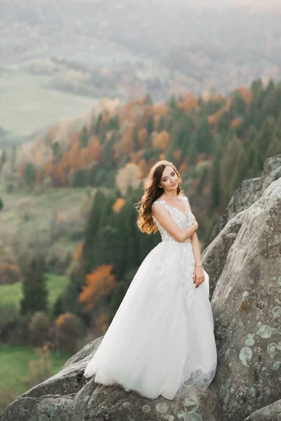 Mujer de belleza, novia con vestido blanco perfecto fondo montañas — Foto de Stock