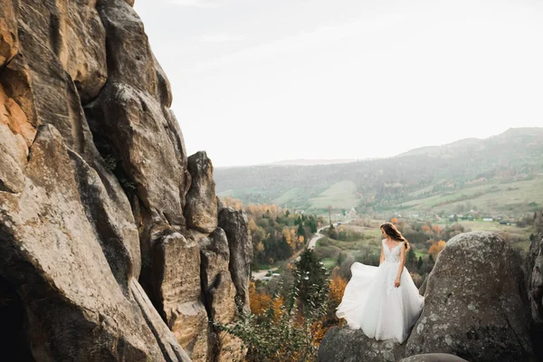 Schoonheid vrouw, bruid met perfecte witte jurk achtergrond bergen — Stockfoto