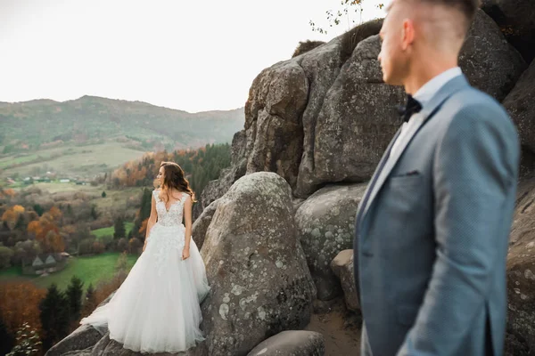 Loving husband and woman on the background of the mountains. Loving couple emotionally spends time — Stock Photo, Image