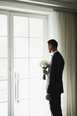 Zarif beyaz elbiseler içinde güzel bir gelin