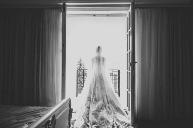 Zarif beyaz elbiseler içinde güzel bir gelin