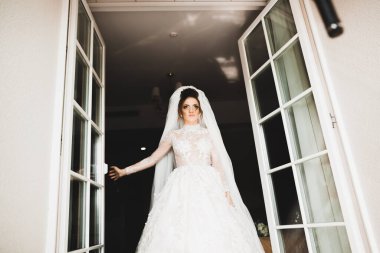 Zarif beyaz elbiseler içinde güzel bir gelin