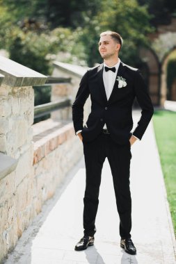 Arka planda izole edilmiş bir şekilde gülümseyen genç adamın portresi.