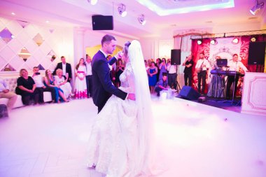 Güzel bir düğün çifti yeni evlendi ve ilk danslarını ediyorlar.