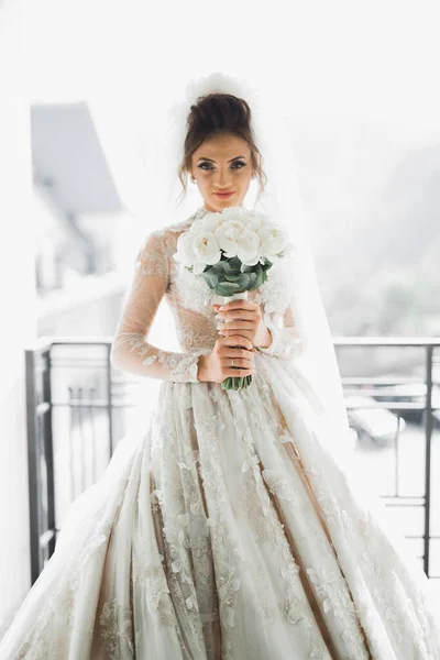 Novia celebración grande y hermoso ramo de bodas con flores —  Fotos de Stock