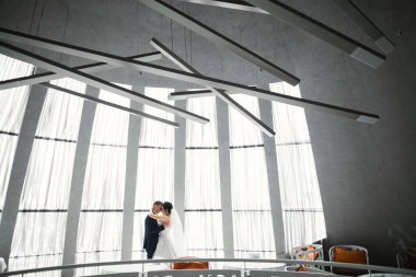 Romantik düğün anı, yeni evli çiftin gülümseyen portresi, gelin ve damadın kucaklaşması