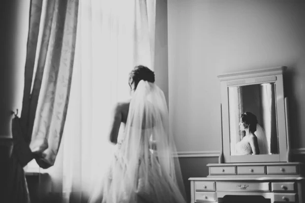 Novia de lujo en vestido blanco posando mientras se prepara para la ceremonia de boda — Foto de Stock