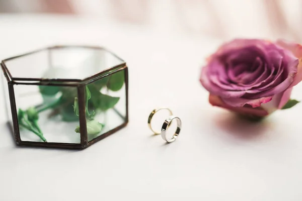 Hermosa imagen tonificada con anillos de boda sobre el fondo de un ramo de flores — Foto de Stock