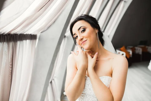 Novia de lujo en vestido blanco posando mientras se prepara para la ceremonia de boda —  Fotos de Stock