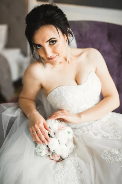 Luxus esküvői menyasszony, lány pózol és mosolyog csokorral — Stock Fotó