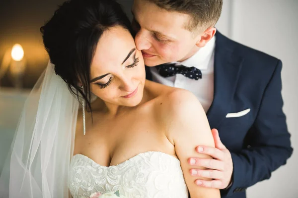 Romantic wedding moment, couple of newlyweds smiling portrait, bride and groom hugging — Stock Photo, Image