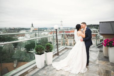 Güzel gelin ve damat evlendikleri gün kucaklaşıp öpüşüyorlar.