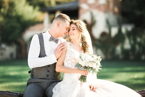 Couple de mariage sur la nature se serre dans ses bras. Belle fille modèle en robe blanche. Homme en costume — Photo