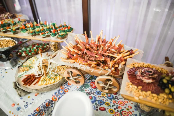 Buffet con una variedad de deliciosos dulces, ideas de comida, celebración — Foto de Stock