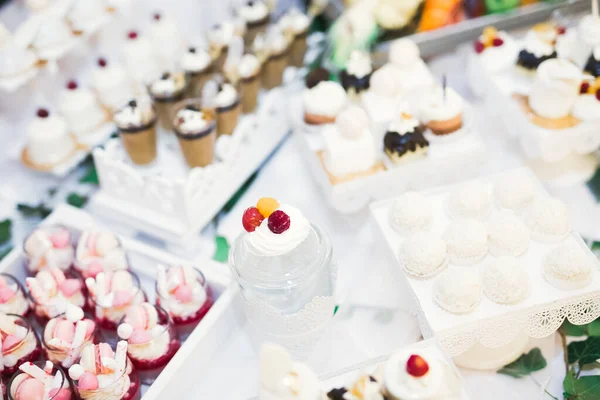 Lezzetli düğün resepsiyonu, tatlı masası.
