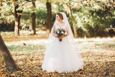 Gelinlik giymiş güzel moda gelin pozu