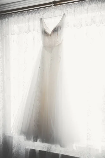 La robe de mariée parfaite avec une jupe pleine sur un cintre dans la chambre de la mariée — Photo