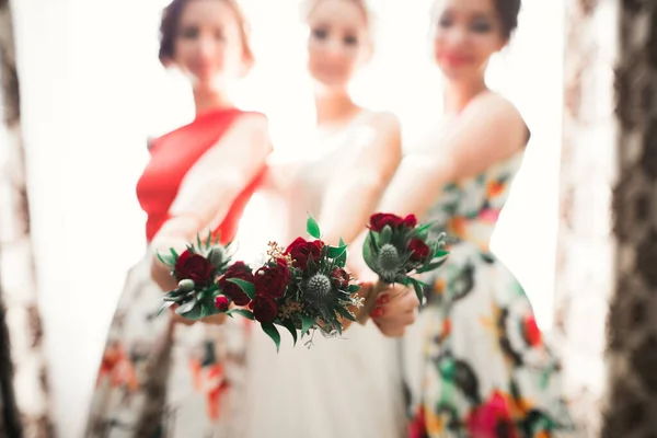 Novia con damas de honor celebrando maravilloso ramo de boda de lujo de diferentes flores en el día de la boda — Foto de Stock