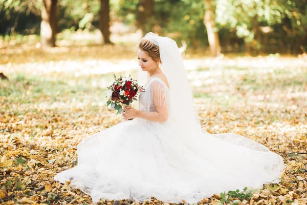 Sposa tenuta grande e bellissimo bouquet da sposa con fiori — Foto Stock