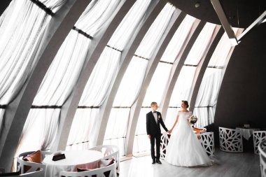 Düğün günü el ele tutuşan çift, damat ve gelin.