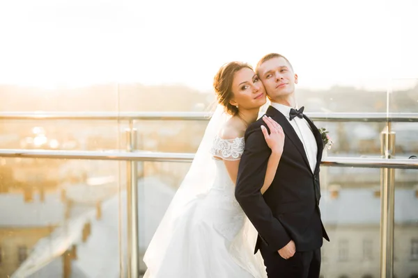 Casamento romântico momento, casal de recém-casados sorrindo retrato, noiva e noivo abraçando — Fotografia de Stock