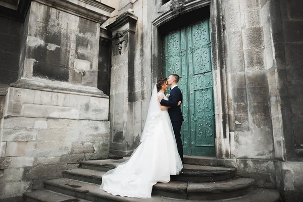 豪華な結婚式のカップル,花嫁と新郎は旧市街でポーズ — ストック写真