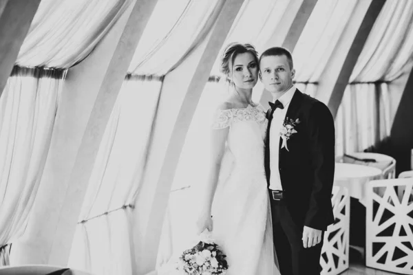 Романтичний весільний момент, пара молодятах усміхнений портрет, наречена і наречена обіймаються — стокове фото