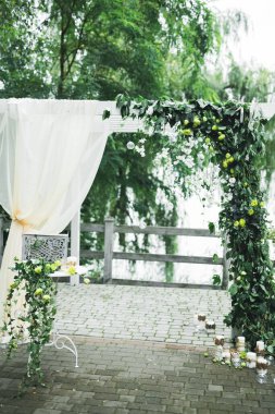 Düğün töreni için hazırlanmış bir restoranın içinde.