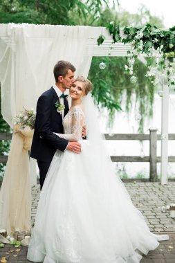 Genç ve güzel bir çiftin yakın çekimi.