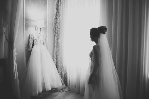 Novia de lujo en vestido blanco posando mientras se prepara para la ceremonia de boda —  Fotos de Stock