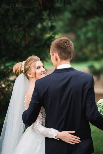 Casal feliz caminhando em um parque botânico — Fotografia de Stock