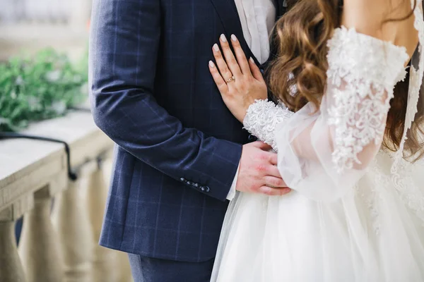 Romantischer Hochzeitsmoment, Brautpaar lächelt Porträt, Braut und Bräutigam umarmen sich — Stockfoto