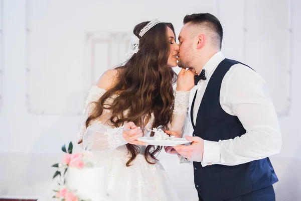 Bela noiva e noivo abraçando e beijando em seu dia do casamento — Fotografia de Stock