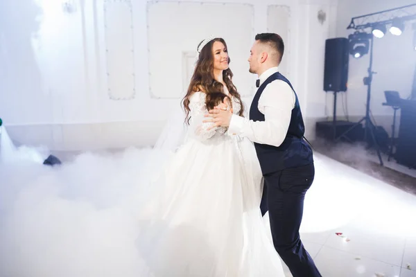 Hermosa pareja de casados recién casados y bailando su primer baile —  Fotos de Stock