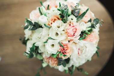 Farklı çiçeklerden oluşan lüks bir düğün buketi.