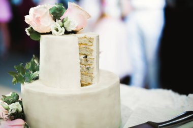 Gelin ve damat düğün pastasını kesiyor.