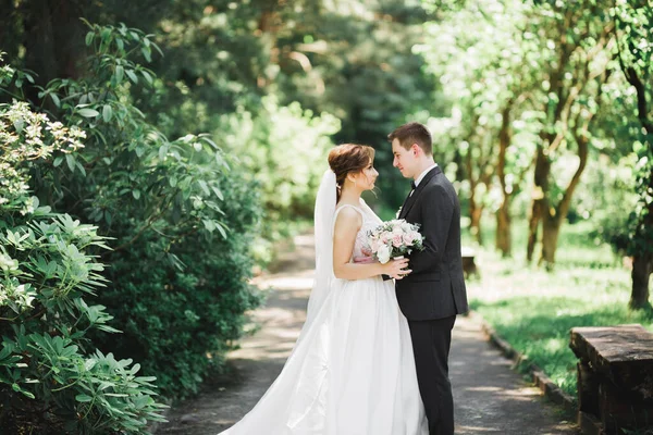 Superbe couple heureux debout près de l'autre et regardant dans les yeux — Photo